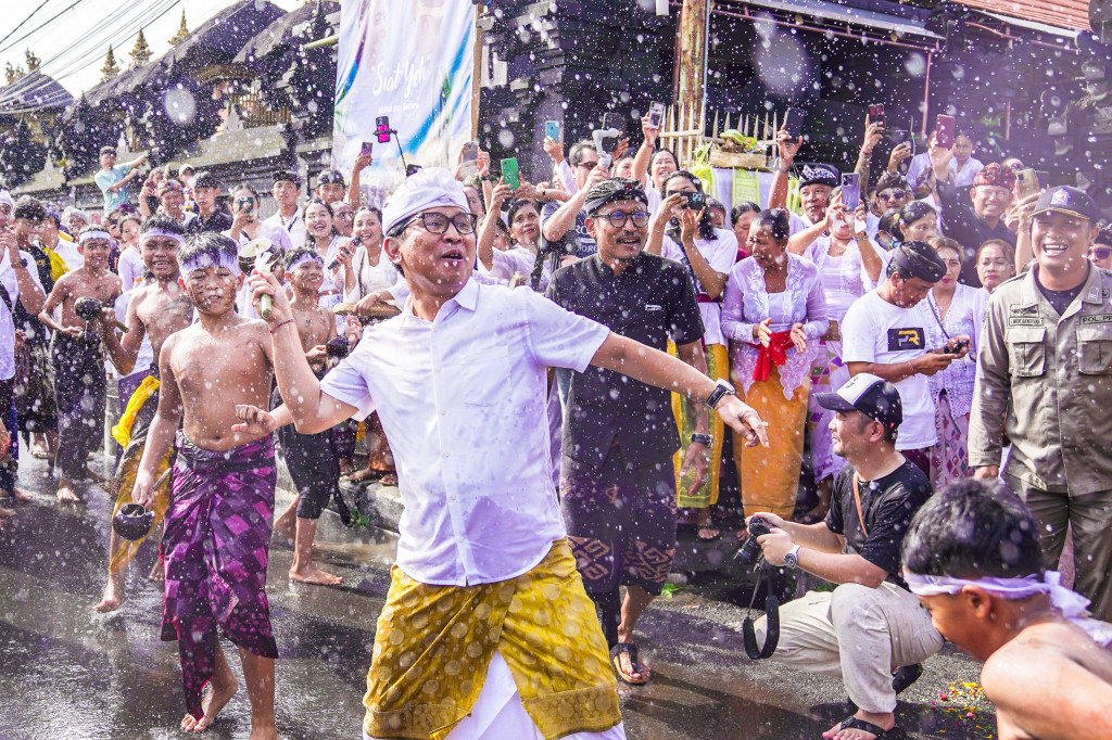 Sekda Adi Arnawa Ikut Tradisi Siat Yeh di Banjar Teba Desa Adat Jimbaran
